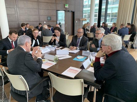 Intensive Diskussion an den Roundtables zu Digitalisierung und Innovationsmanagement