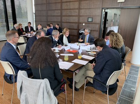 Intensive Diskussion an den Roundtables zu Digitalisierung und Innovationsmanagement