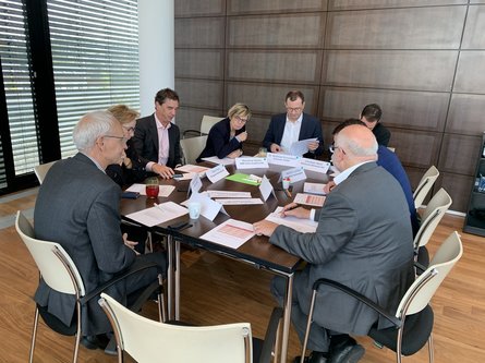 Intensive Diskussion an den Roundtables zu Digitalisierung und Innovationsmanagement