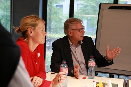 Intensiver Austausch an den Roundtables, Karin Oberlin, MLL Meyerlustenberger Lachenal Froriep und Matthias Läubli, Raiffeisenbank Zürich