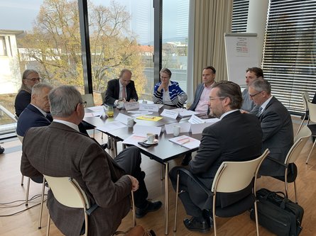 Intensive Diskussion an den Roundtables zu Digitalisierung und Innovationsmanagement