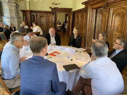 Intensive Diskussion an den Roundtables-Gesprächen zu ESG