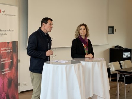 Präsentation der Roundtables Diskussion mit Guy Lachapelle, Raiffeisen und Michèle Etienne, Bernerland Bank