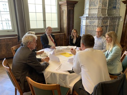 Intensive Diskussion an den Roundtables-Gesprächen zu ESG