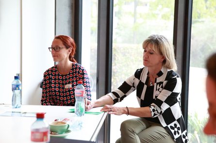 Intensiver Austausch an den Roundtables, Regula Berger, Basler Kantonalbank und Sonja Beck, Esprit Netzwerk